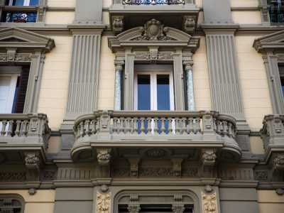 Commissionato dall�omonima famiglia all�ingegner Giovanni Logroscino nel 1925, l�edificio di cinque piani color ocra � scandito da grigie paraste corinzie e segnato da eleganti balconi... 